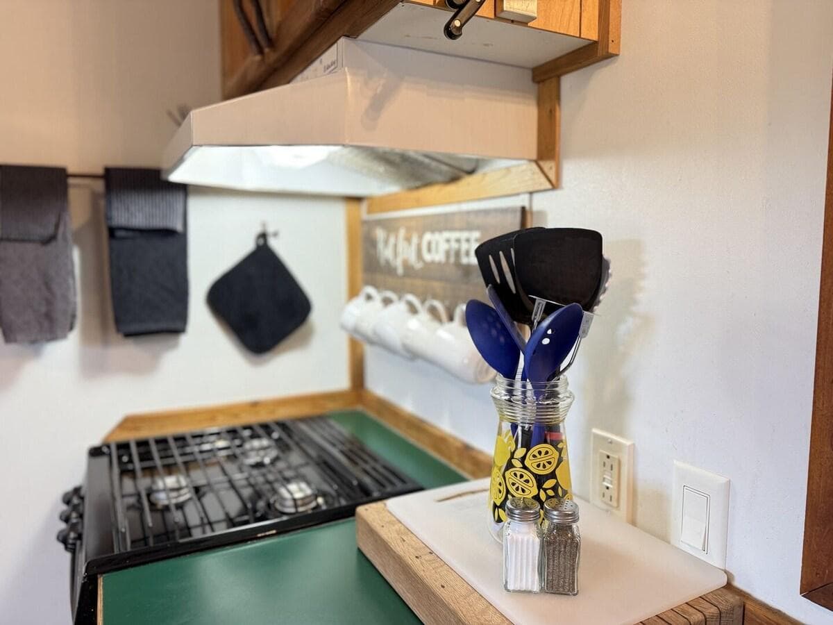 The kitchen might be small but it still has anything you might need.