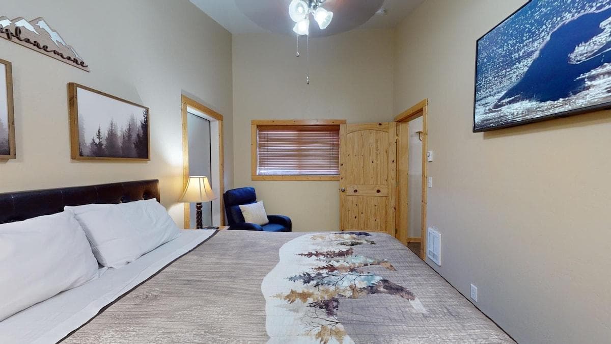 Seating and natural light to enjoy the serenity that Island Park has to offer.